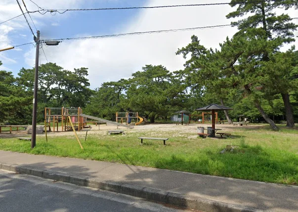 琴弾公園まで車で8分、2.6km｡