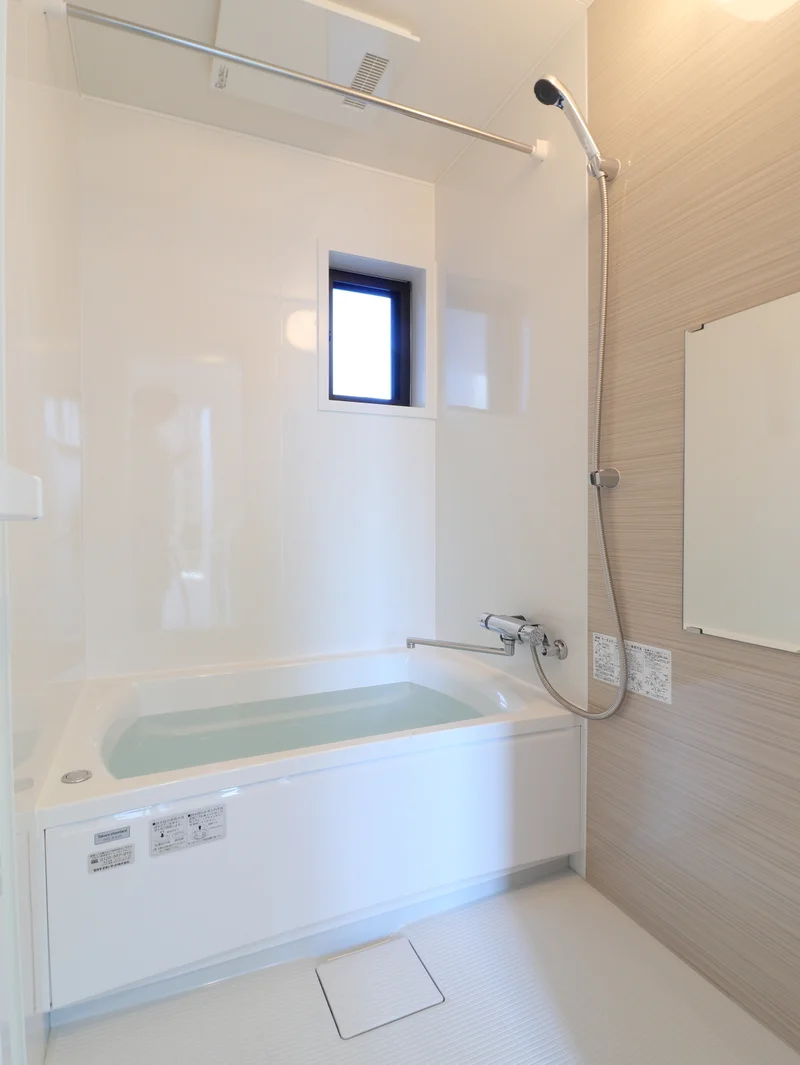 綺麗な浴室！　湯船が広く足がのばせて　一日の疲れを落とせます！　シャンプー・コンディショナーなど標準品です。