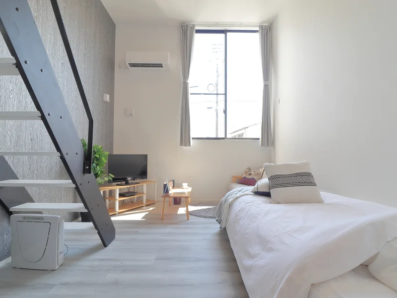 天井高なホテルより格安で充実のマンスリーマンション！　ロフト付きで開放感のある室内！　ベッドあり、家具家電が充実した満足度の高いお部屋です。