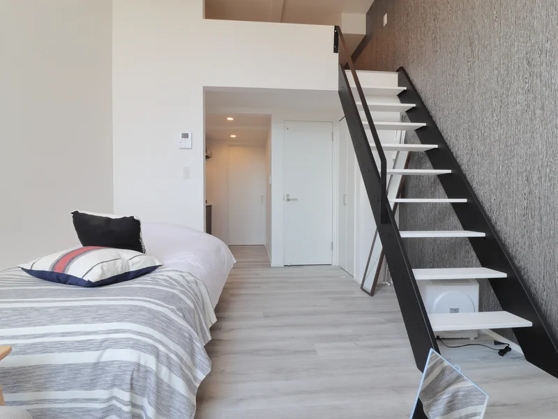 ロフト付きで清潔感のある空間！　アクセントクロスがおしゃれな　白を基調としたインテリアで明るい空間！