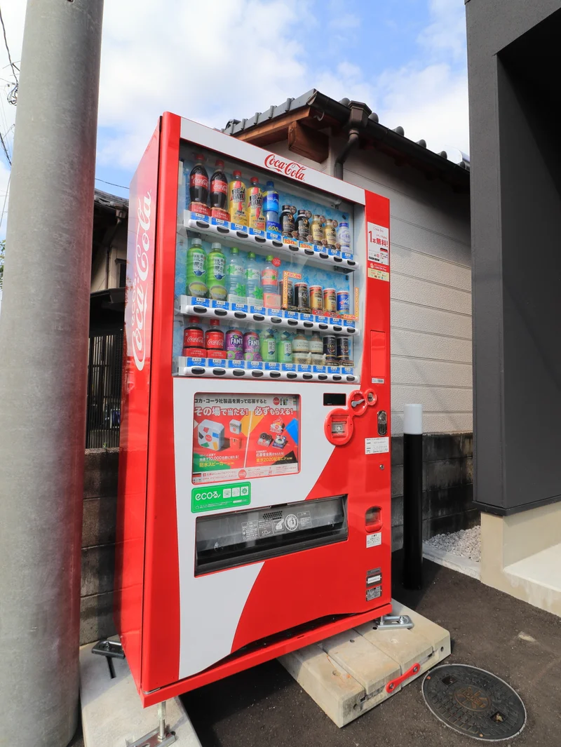 敷地内自動販売機あり　コンビニに行かなくても飲み物が買えて便利です！