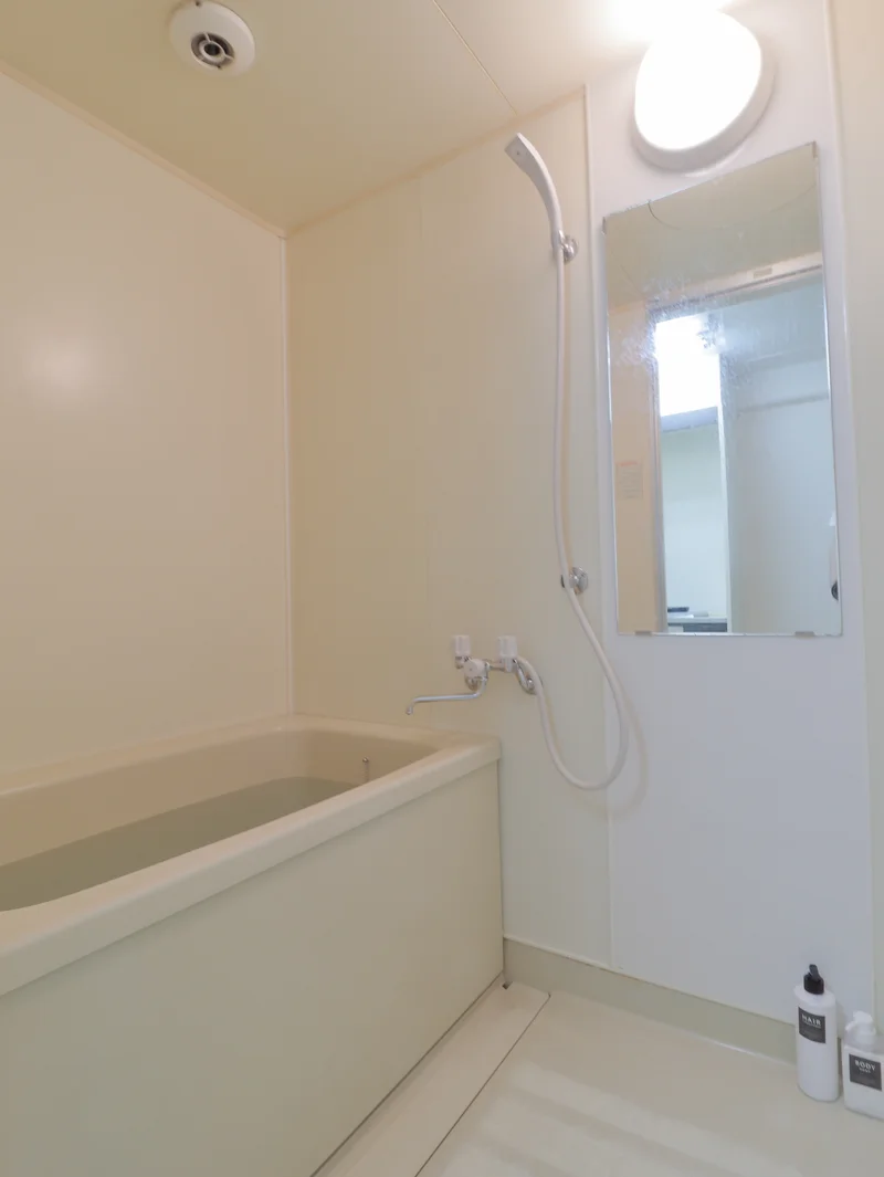 浴室　湯船広々でゆったりと浸かっていただけます。　シャンプー・コンディショナーなど取り揃えているので持参する必要なし！