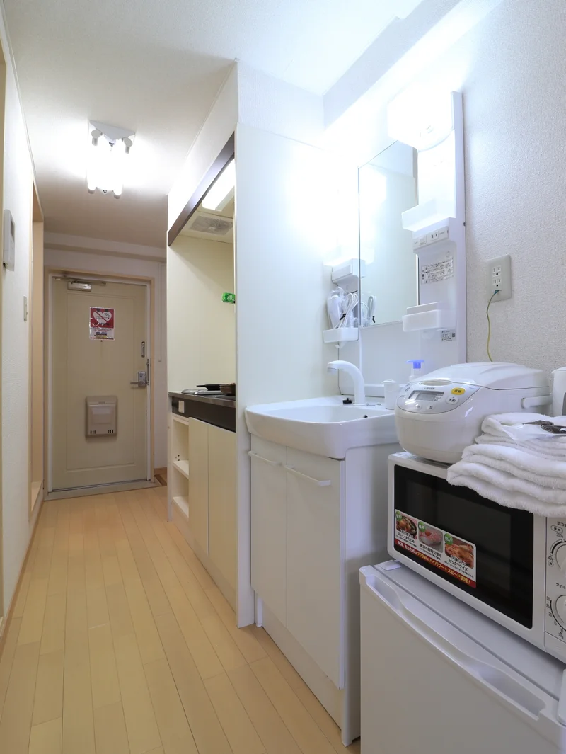 玄関　広々としたスペースで　キッチンで自炊する際もゆとりのある廊下！　冷蔵庫など家電類取り揃えております。