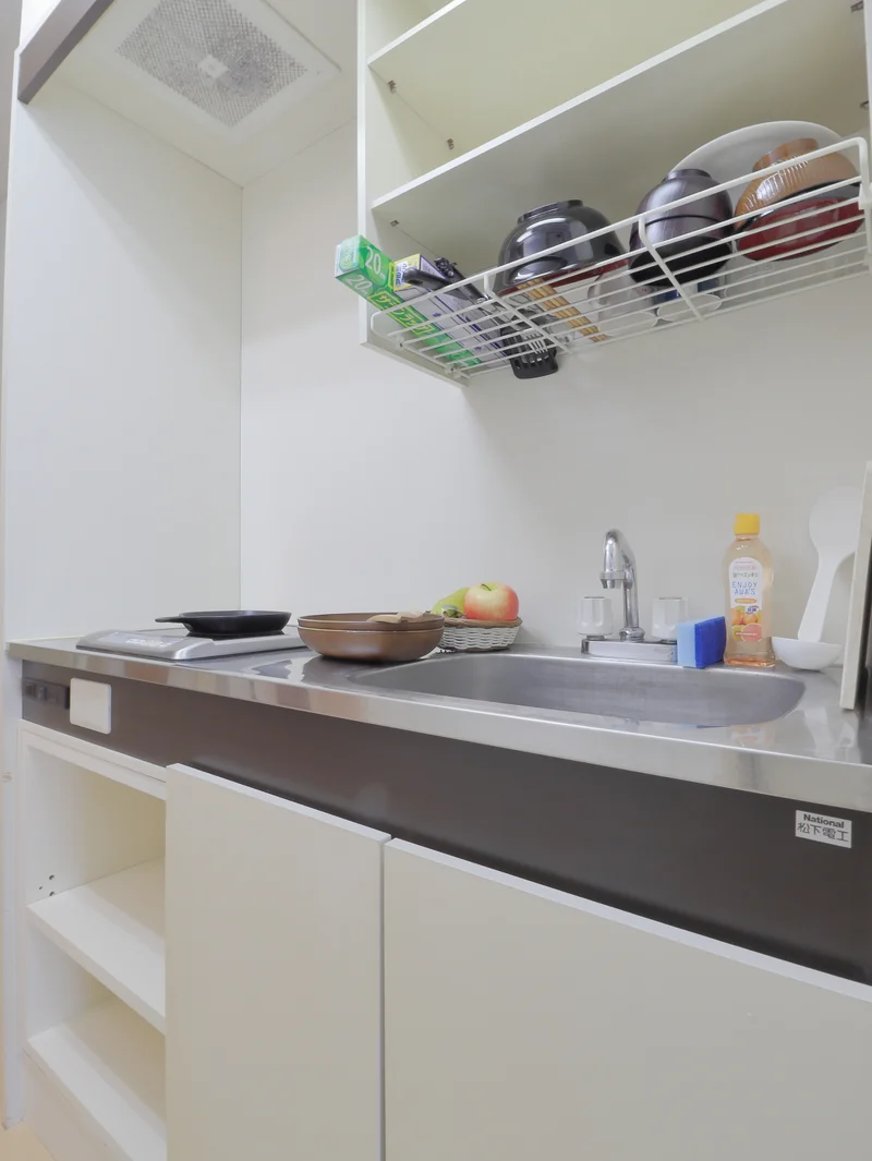 キッチン　調理器具も多数あり！　食器類もあり　食材ご用意いただけるとすぐに自炊可能です。