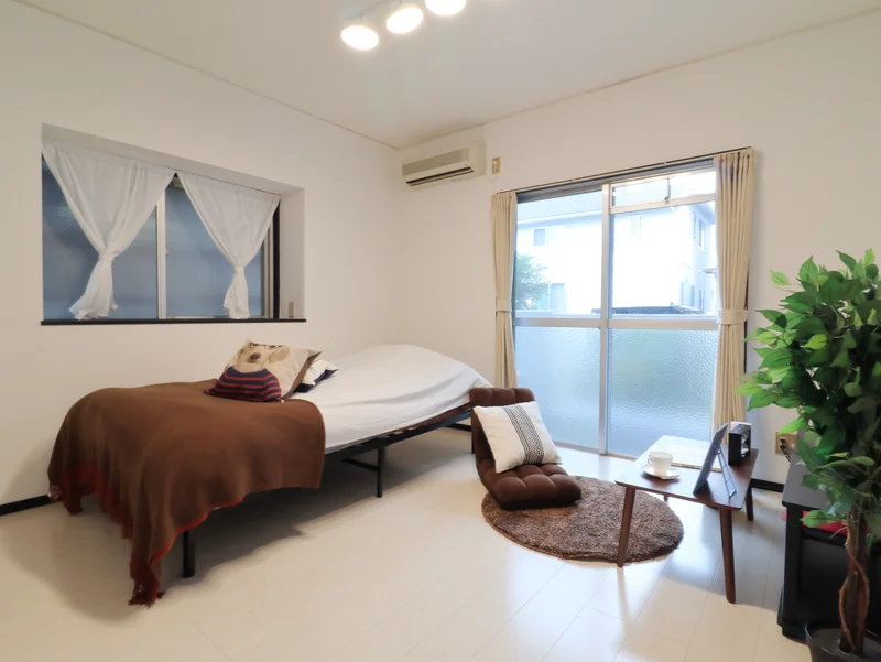 窓が複数個あり　開放感のあるお部屋！　日当たりよく　家具家電がそろったマンスリーマンションです。