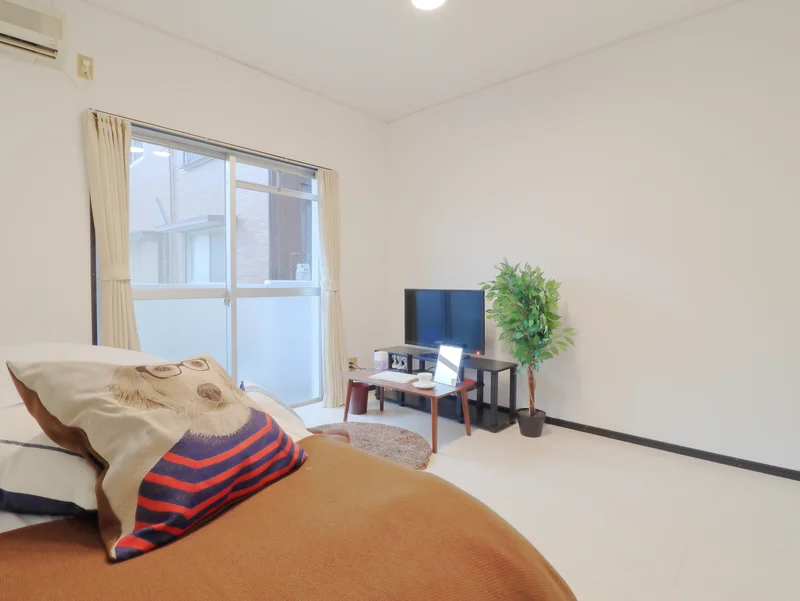 リネン類も豊富にご用意ございます！　テレビ付きで自宅のように寛げる室内♪