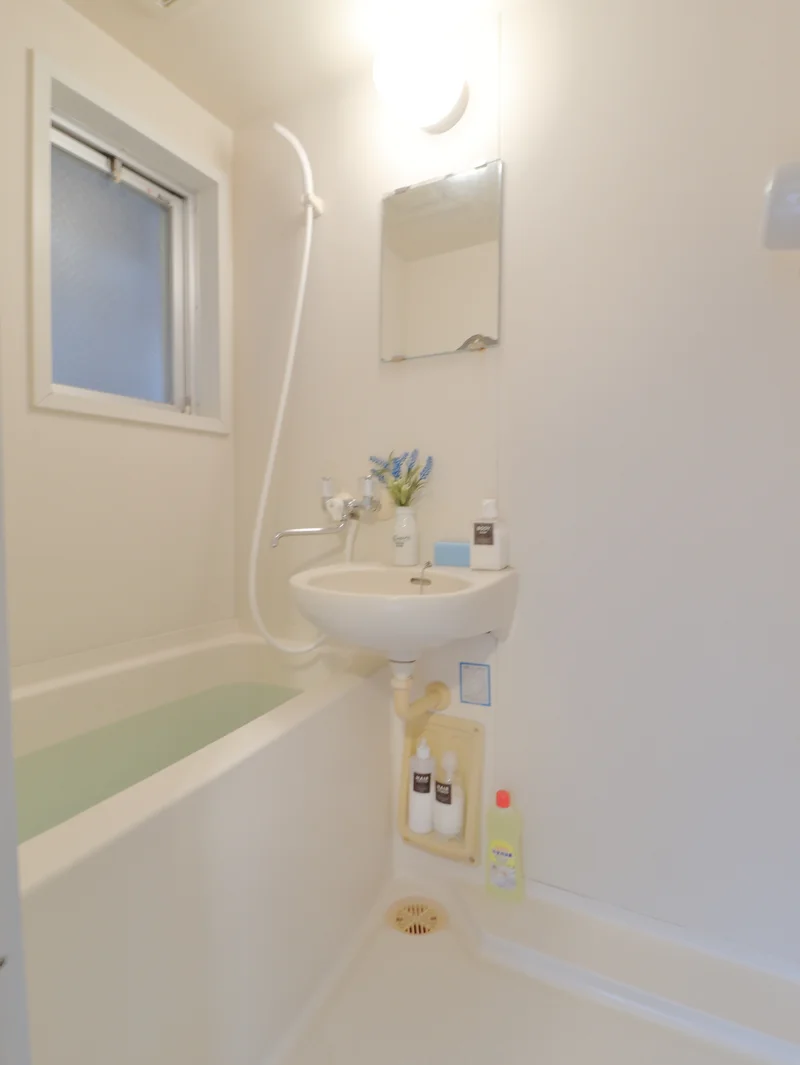 浴室　湯船につかってゆったり疲れを落としていただけます。　シャンプーリンスなどすべて標準品です。