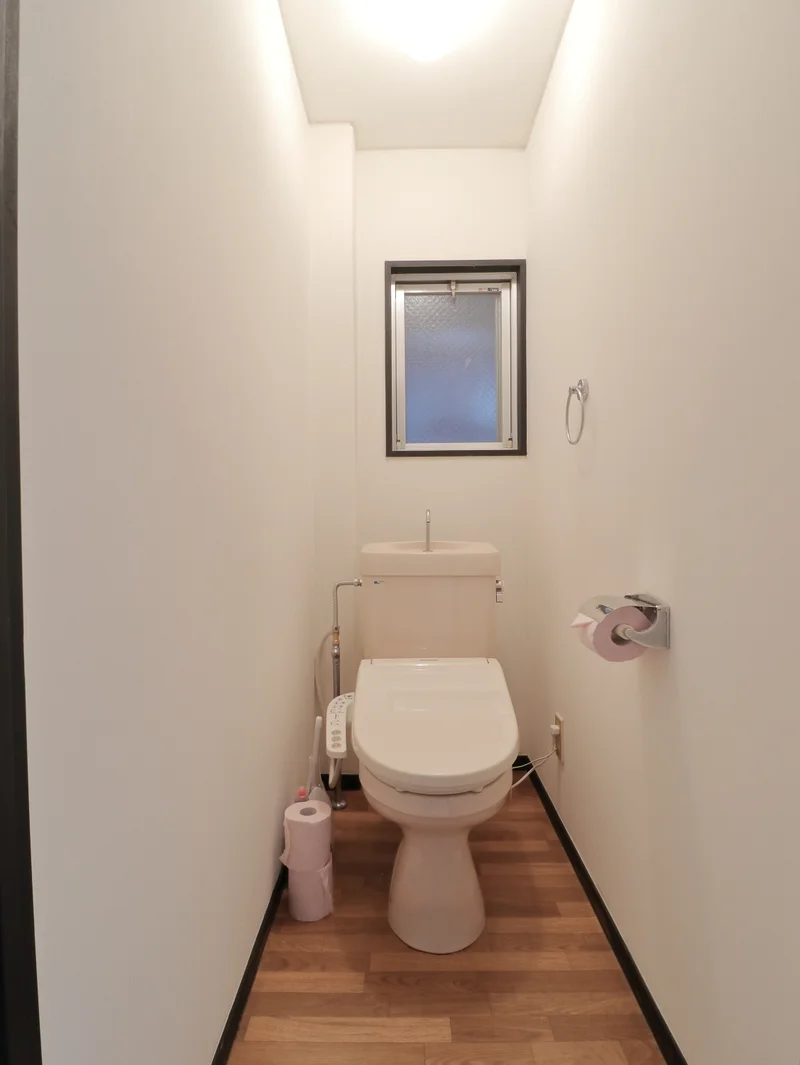 トイレットペーパーはもちろんトイレブラシや洗剤などもすべて標準品で清潔に保っていただけます。