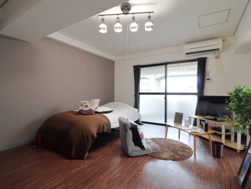 茶色のデザインクロスがおしゃれな洋室！　家具家電が標準化された　自宅のようなマンスリーマンション！
