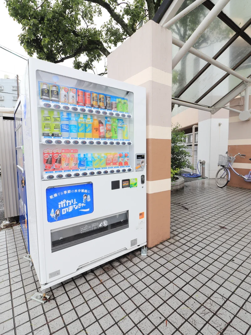 敷地内自販機　コンビニに行かなくても飲み物が買えて便利です。