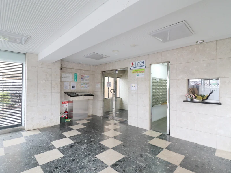 エントランス　広々としていて開放感あり！　オートロック付き！