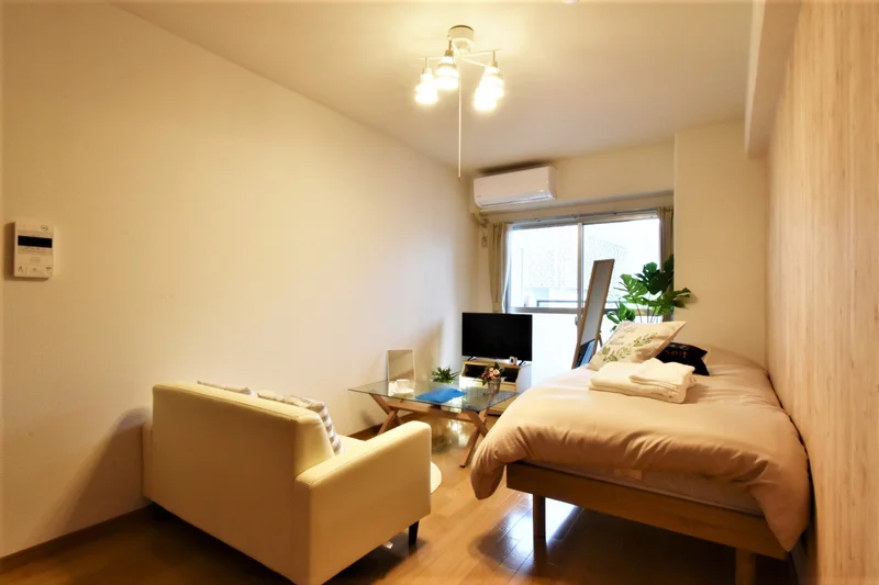 ソファ付きで角部屋！　温かみのある照明とインテリアが魅力の落ち着く室内です♪