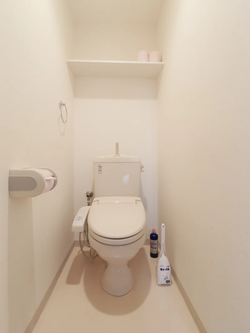 バストイレ別　トイレットペーパーや洗剤等あります　清潔に保てて快適に！