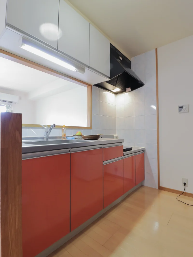赤がアクセントカラーのキッチン！　食器類や調理器具などそろっております。
