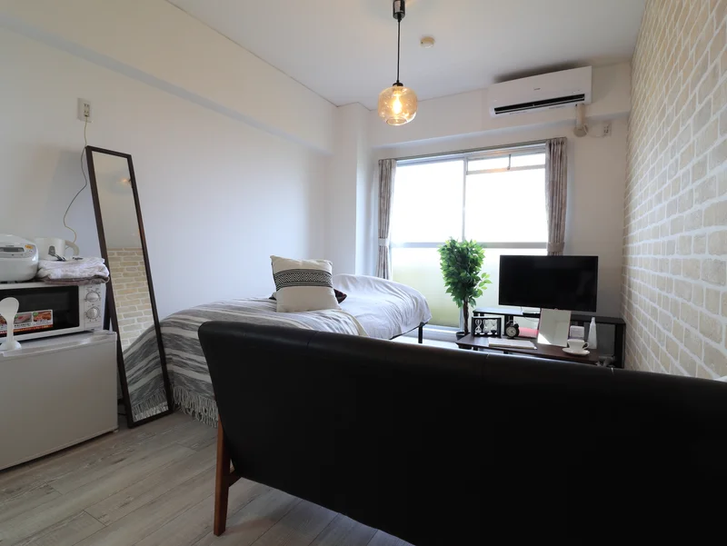 エアコン付きで温度調節可能で快適なお部屋！　テレビを見ながら仕事終わりなどゆっくり寛げます♪