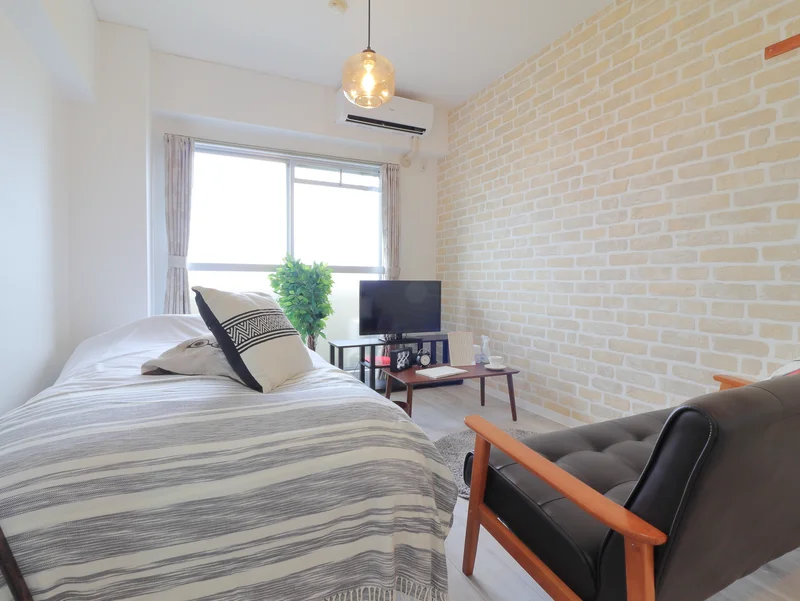 ソファ付き　アクセントクロスの　家具家電が標準化されたお部屋！　ホテルより割安で経費削減も可能なマンスリーマンション！