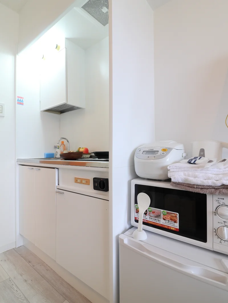 キッチン　家電類豊富！　炊飯器や電気ケトル、電子レンジなど　ホテルにはないラインナップ！