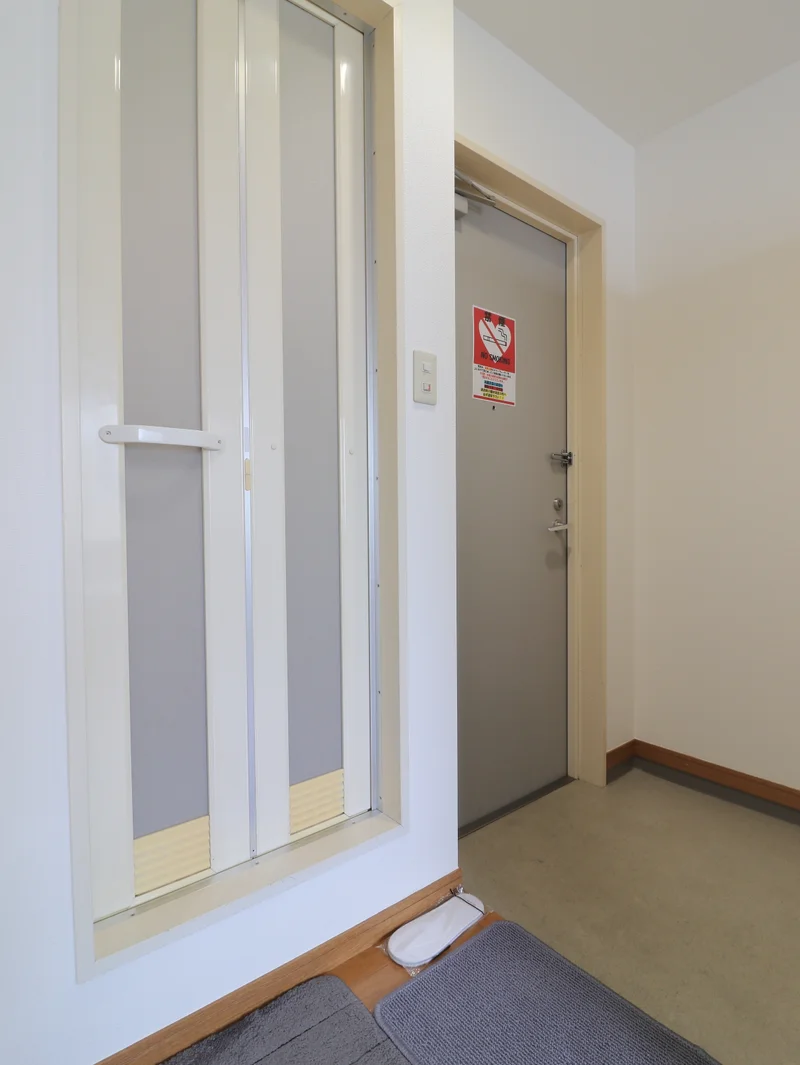 玄関スペースゆとりあり！　シューズボックスもあるので　リフォームなどでご滞在の方も靴など収納できて便利！