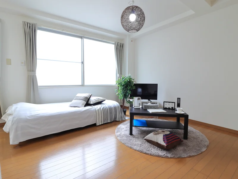白を基調とした清潔感のあるワンルームマンション！　テレビ・ローテーブルありで自宅のようにお過ごしいただけます。