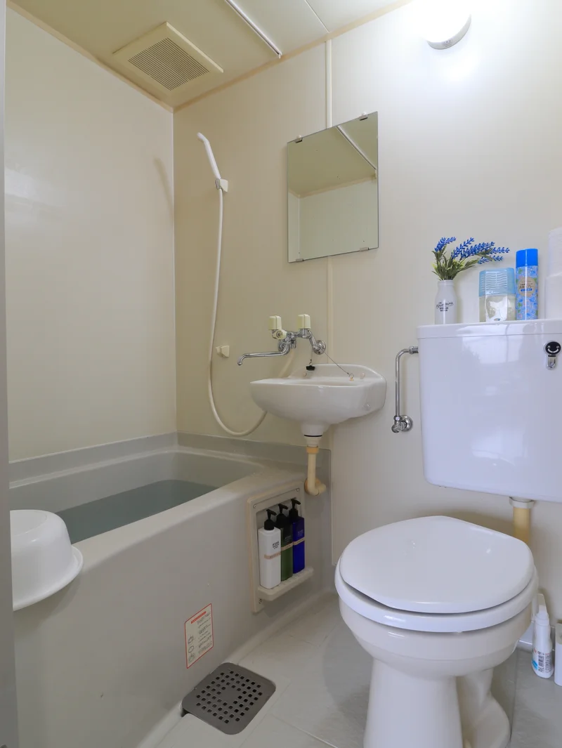 掃除が簡単な3点ユニットタイプの浴室です。　シャンプーリンス・ボディーソープ等すべて標準品なのでご自由にお使いいただけます！