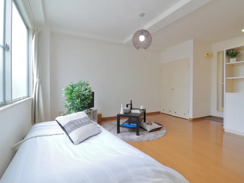 洋室　リネン類の取り揃えも豊富にございます。　収納棚もあり　長期の滞在でも荷物置き場に困りません♪