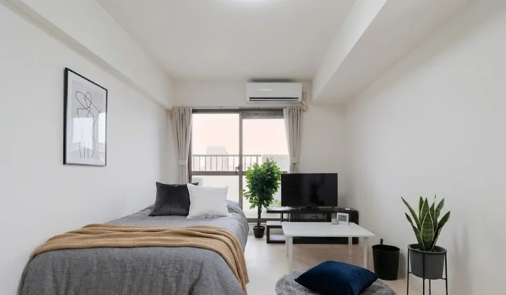 白を基調とした清潔感のあるお部屋です。　光を取り入れやすい明るいお部屋で　家具家電そろった充実のマンスリーマンション！※植木と額とクッションなどは写真用です。