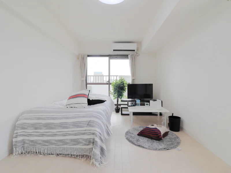 白を基調とした清潔感のあるお部屋です。　光を取り入れやすい明るいお部屋で　家具家電そろった充実のマンスリーマンション！