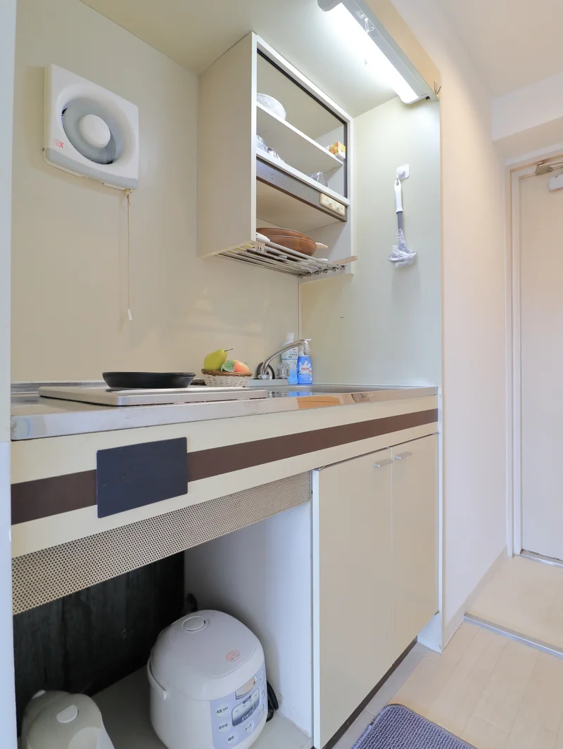 IHコンロのため掃除がしやすいです。　食器類や調理器具などあり　長期の滞在でも自炊でき健康面に考慮！