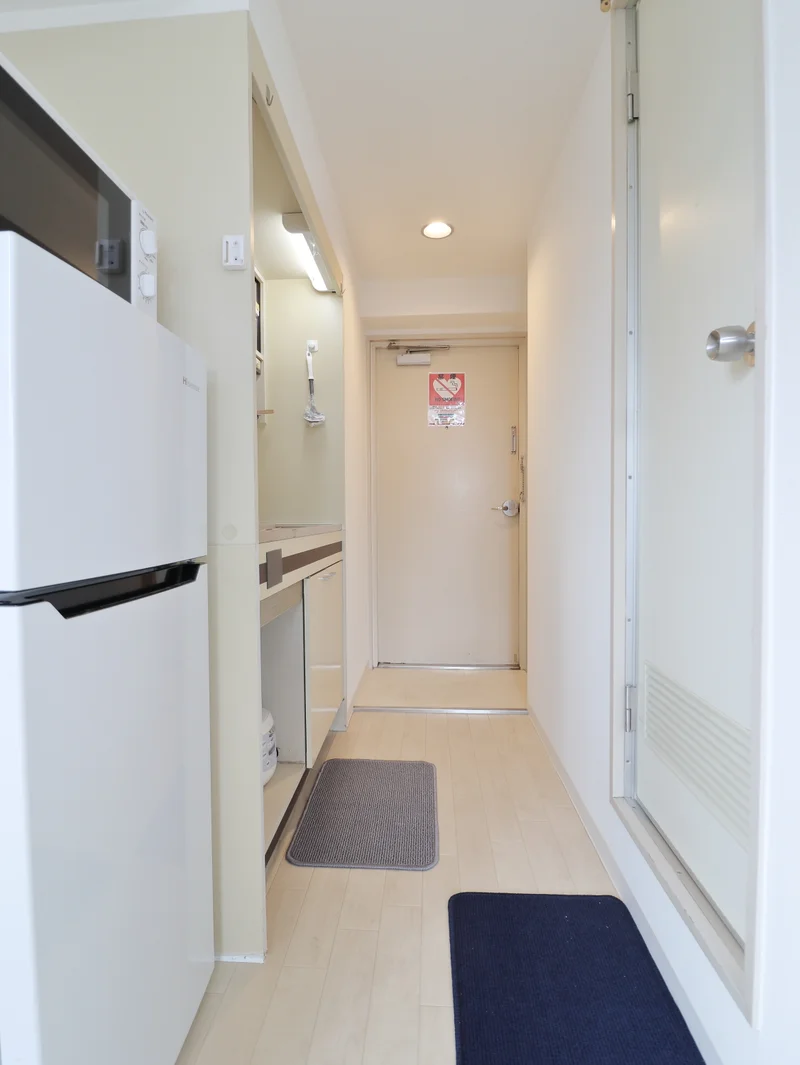 玄関　広々としたスペースで　キッチンで自炊する際もゆとりのある廊下！　冷蔵庫など家電類取り揃えております。