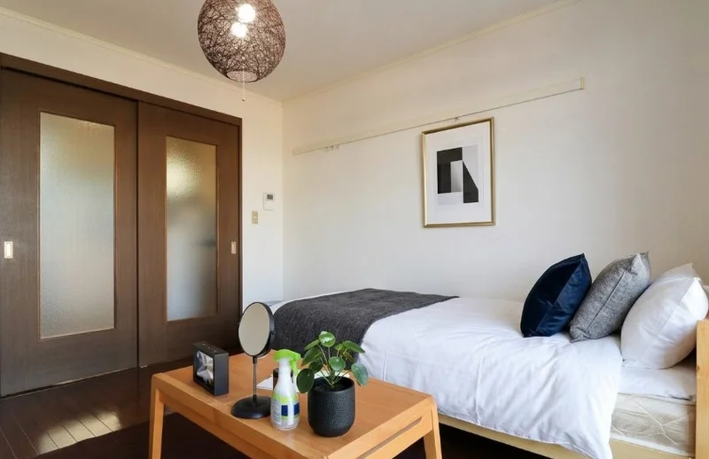 白を基調とした清潔感のあるお部屋です。　リネン類の取り揃えも豊富にございます。※植木と額とクッションなどの装飾は写真用です。※植木と額とクッションなどの装飾は写真用です。