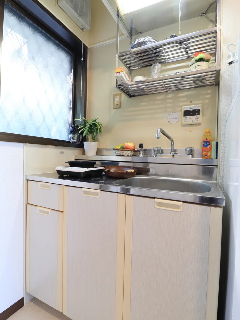 1口IHキッチン　一人暮らしに十分な広さで食器類や調理器具などもそろっていて即日自炊可能です！