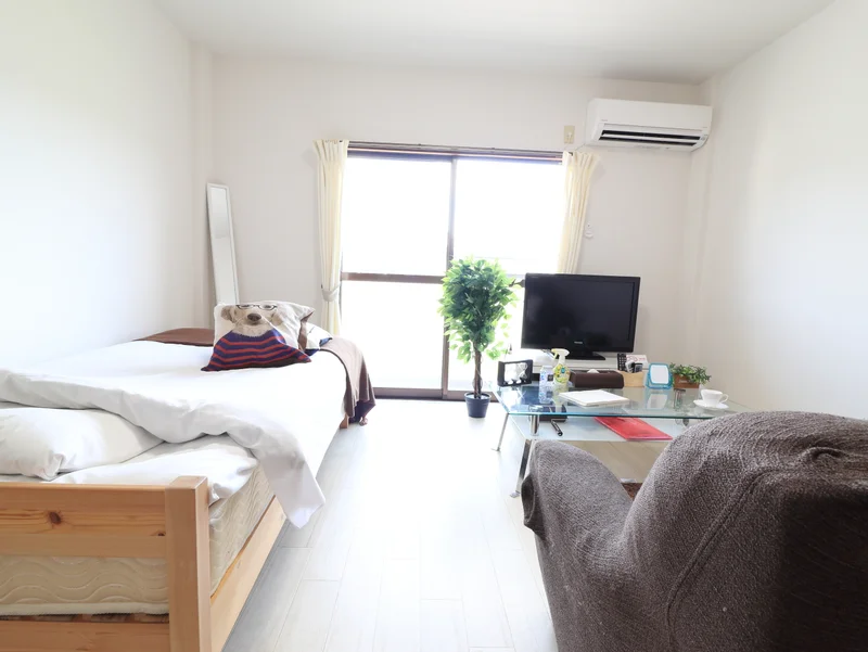 白を基調とした清潔感のあるお部屋です。　家具家電付きのマンスリーマンションでホテルより割安！