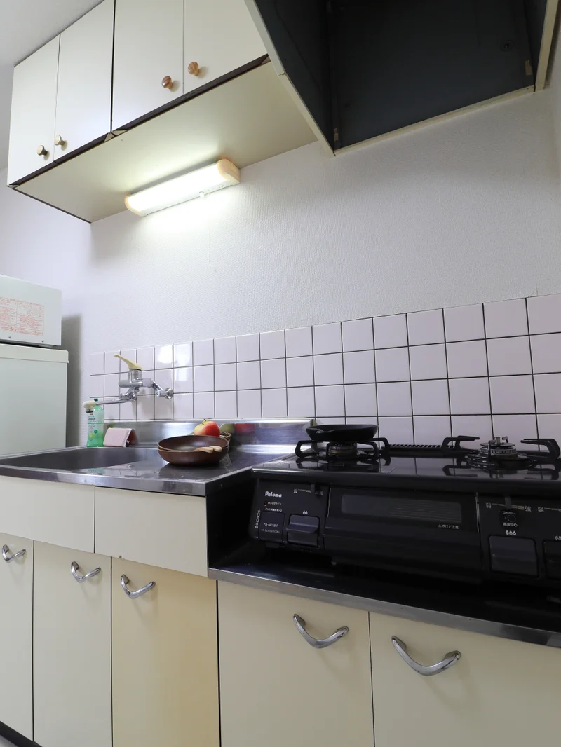 2口ガスコンロのため、調理がしやすいです　調理器具や食器類なども取り揃えてあり　即日自炊可能です