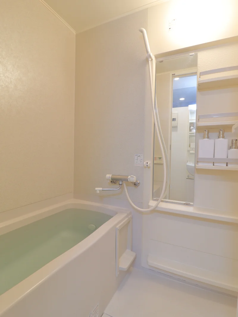 お風呂トイレ別のため、ゆったり入浴いただけます。　シャンプーコンディショナー・ボディーソープなどすべて標準品！　スポンジや洗剤もあるので清潔に保っていただけます。