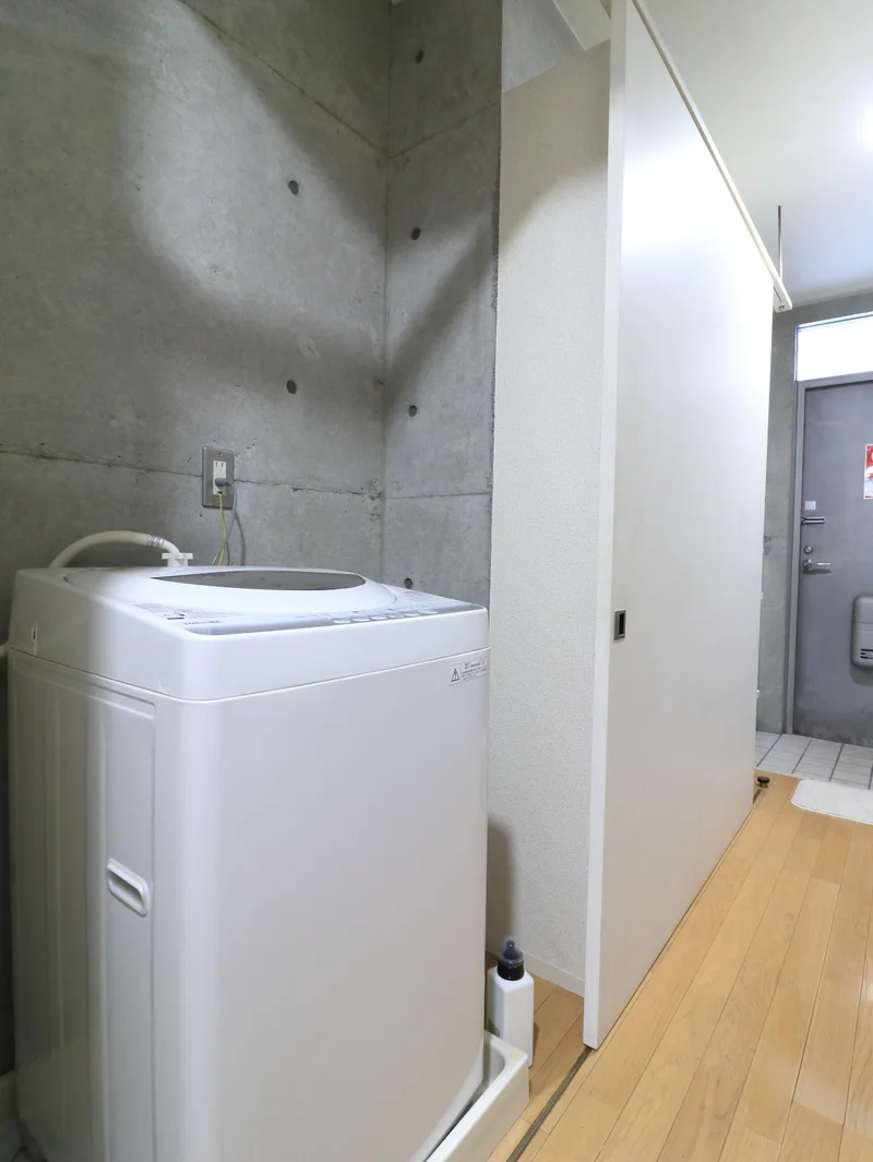 洗濯機置き場　衣類やリネン類など毎日洗濯できるので清潔に保っていただけます。