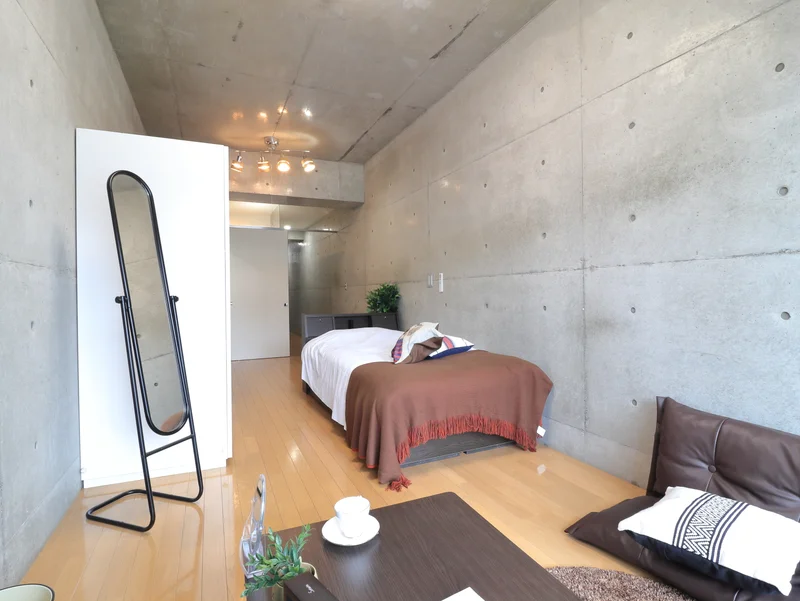 家具家電だけでなく　備品もそろった充実の室内！　スタンドミラーや収納もあります　女性に嬉しい設備が多いお部屋！