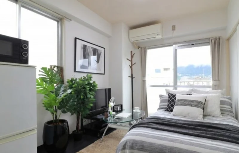 白を基調とした清潔感のあるワンルームマンション！　ビジネスホテルより割安で出張の方はもちろん学生さんにもおすすめ！※植木と額とクッションなどの装飾は写真用です。