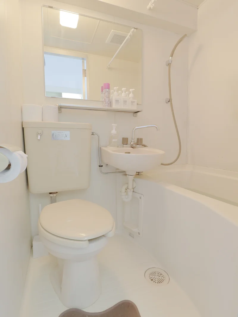 掃除が簡単な3点ユニットタイプのお風呂です　シャンプーリンス・ボディーソープなど取り揃えてあるので荷物を軽く入居いただけます♪