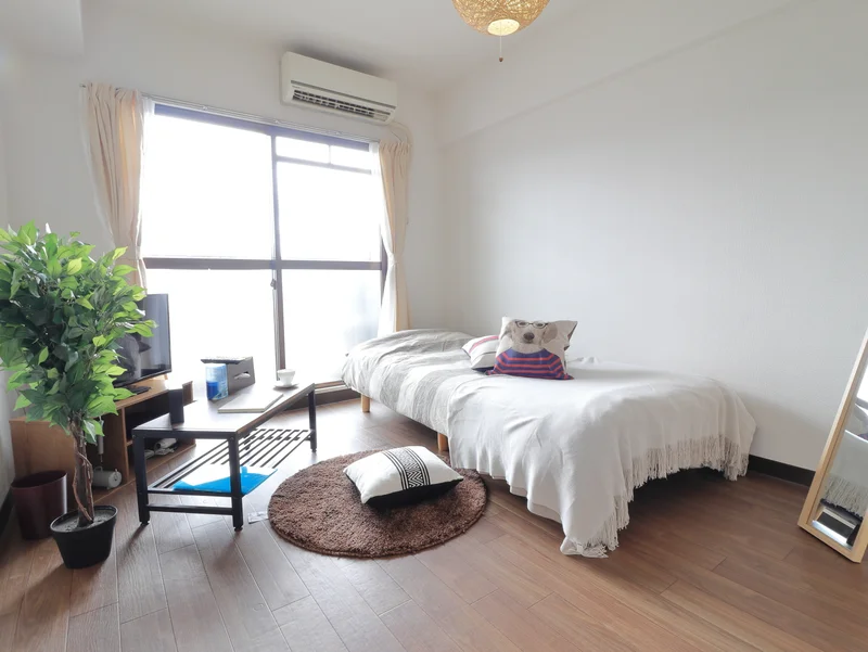 白を基調とした清潔感のあるワンルームマンション！　ナチュラルなカラーが落ち着く空間となっております♪