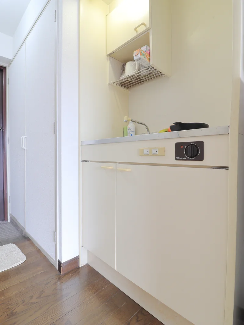 一口電気コンロキッチン　調理器具や食器類等取り揃えてあり　自炊できるので長期滞在でも健康面に考慮できます♪