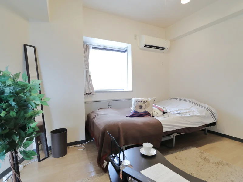 アースカラーのインテリアがおしゃれな空間です。　リネン類の取り揃えも豊富にございます。