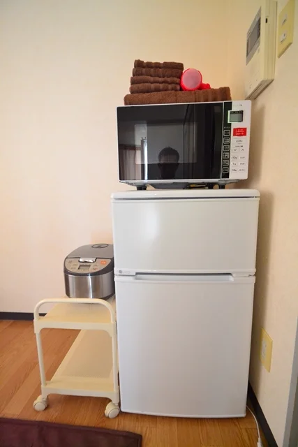 電子レンジ・冷蔵庫だけでなく、炊飯器もご用意しております♪炊き立てご飯が毎日でも食べられますね！