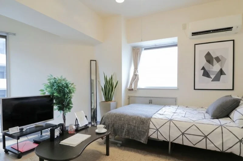 暖かい雰囲気が魅力的な1K！家具家電付きで入居されたその日から自宅のようにくつろいでいただける空間となっております。※植木と額とクッションなどの装飾は写真用です。