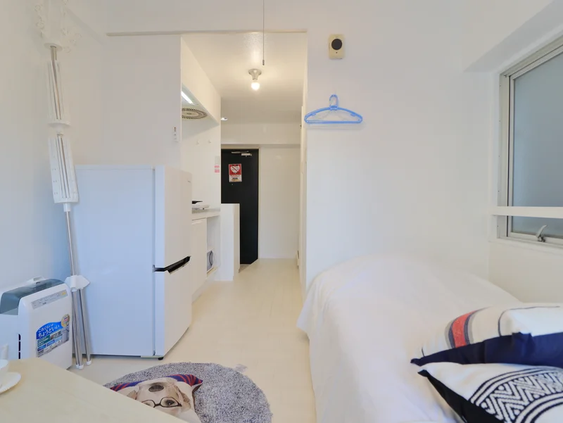 出窓有のため風が通りやすく換気しやすいです。　入居当日から自宅のように寛げる空間です。