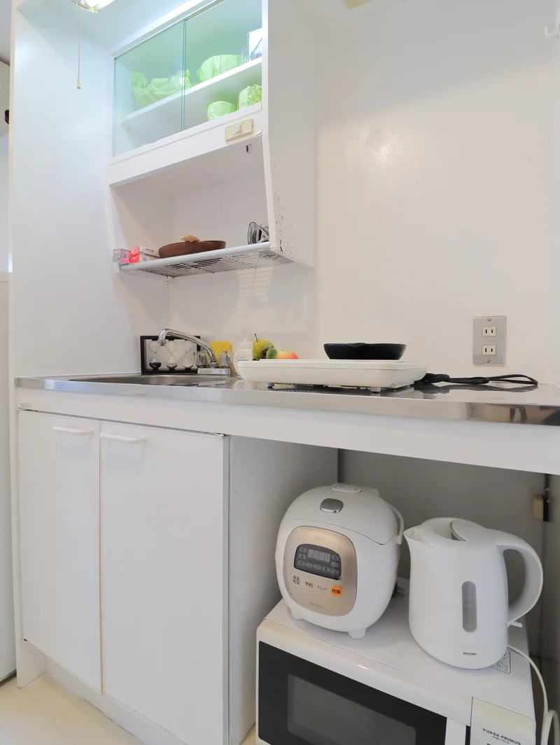 キッチン　卓上IHコンロでお手入れが楽々！　調理器具や食器類などそろっていて自炊にも一役！