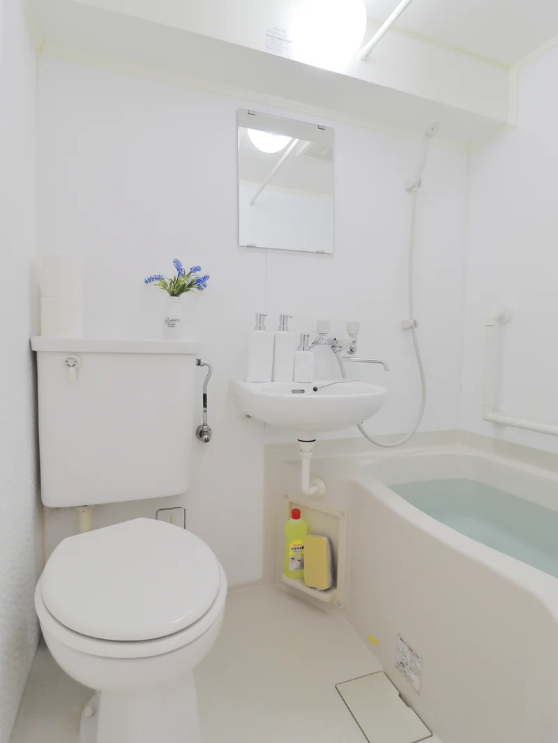 ユニットバス　掃除が簡単なのが特徴です。　シャンプーコンディショナー・ボディーソープや洗剤類などあり長期滞在でも安心のラインナップ！