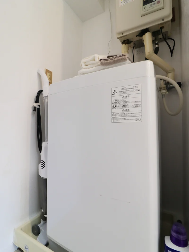 屋内洗濯機　雨の日でも洗濯しやすいです。　コインランドリーに行かなくてもいいので毎日洗濯できます！