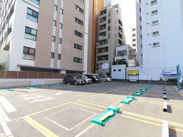 三井のリパーク 広島中町第５ 駐車場まで徒歩１分　08:00~24:00　最初の20分　300円　以降15分毎　200円　24:00~08:00　60分毎100円　（2020年6月現在）