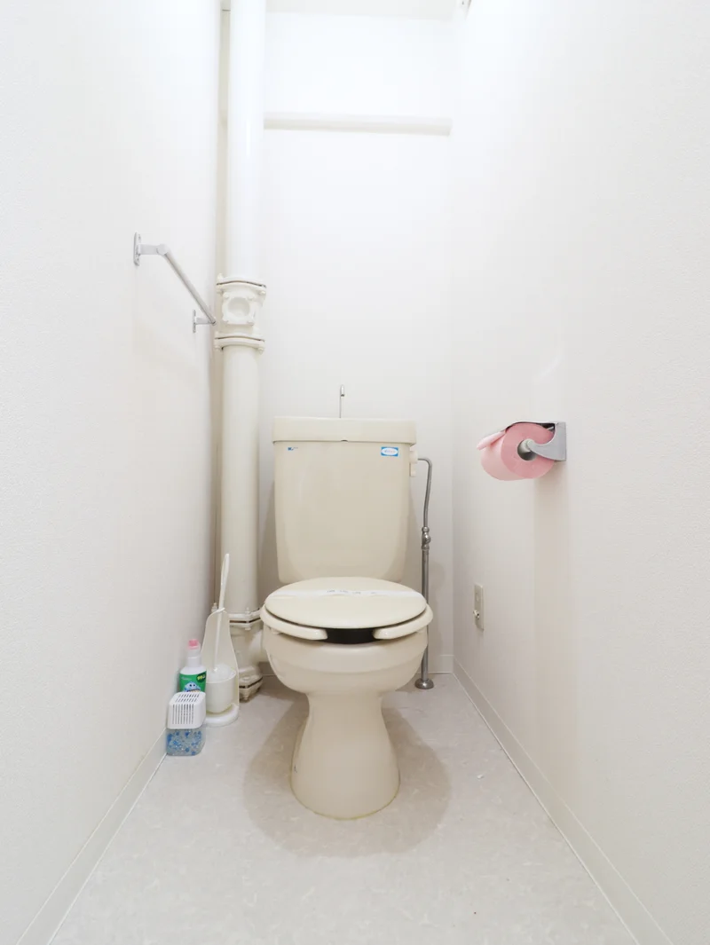 嬉しい風呂トイレ別設計で、トイレットペーパーも3ロールご用意しておりますので、短期から長期まで様々なお客様に安心してお使いいただけます。もちろん、トイレブラシもご用意しておりますので、いつでも清潔にご利用していただくことが出来ます。(*’ω’*)