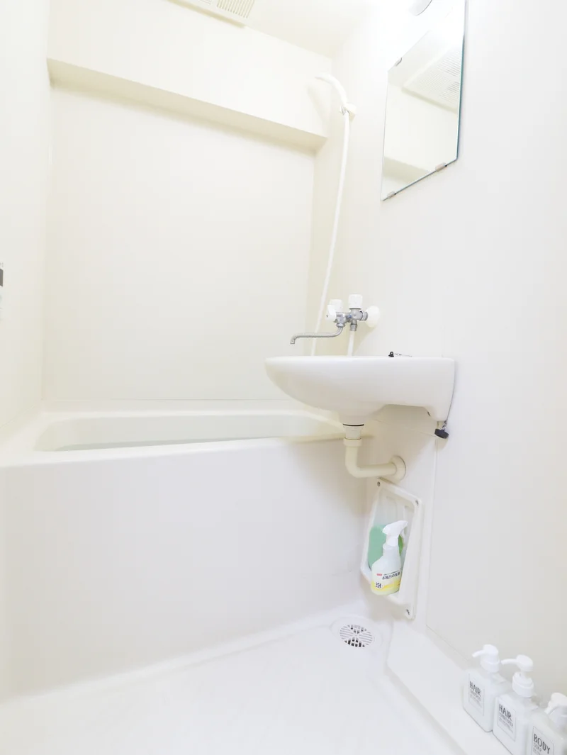 嬉しい風呂トイレ別設で、気兼ねなくお使いいただけます。シャンプー・コンディショナー・ボディーソープを完備し、新品のボディータオルもご用意。勿論、洗剤とスポンジもあるので、掃除も可能です。風呂桶もご用意しておりますので、湯船に浸かっていただく際にも便利。普段家では浸からないけれど、という人こそ、ご利用していただければと思います。(*’ω’*)